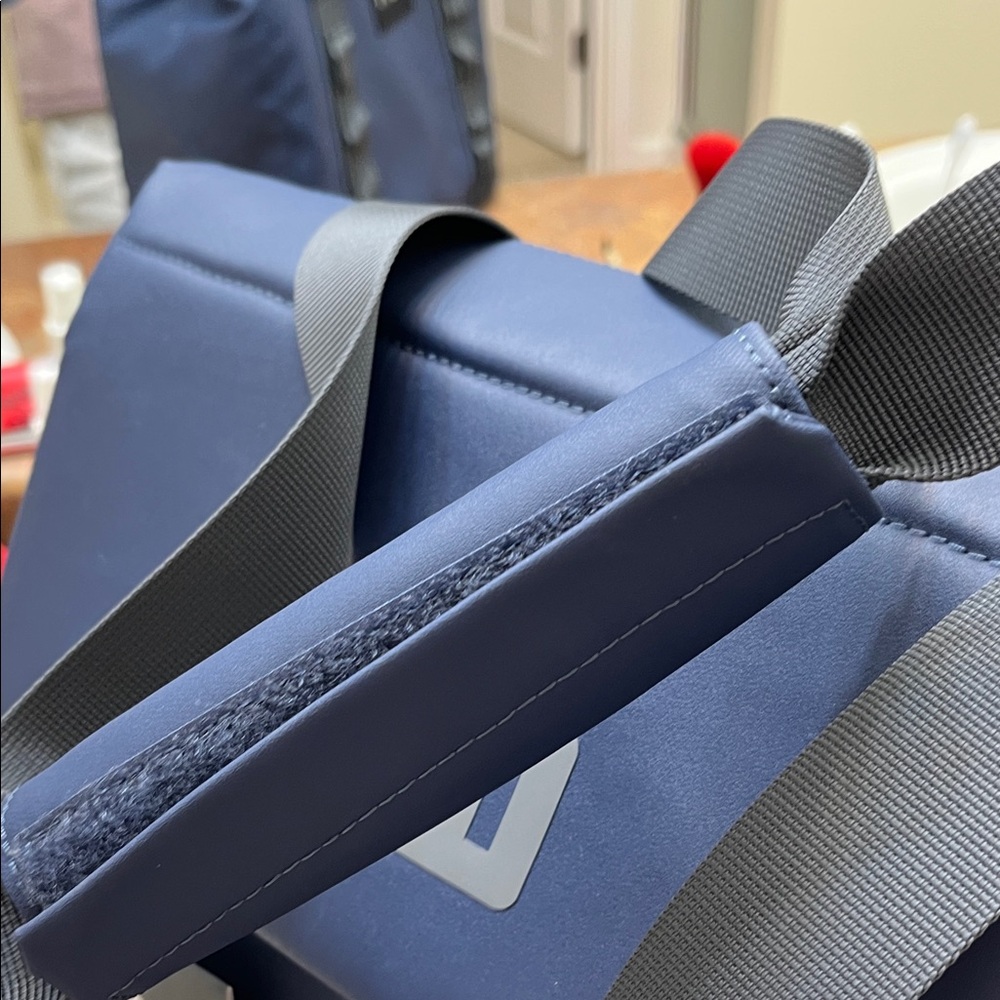 Yeti Navy Blue insulated Men's Shoulder Sling Backpack - Picture 4 of 6
